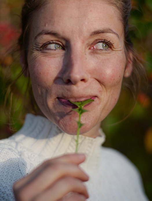 Tina von wildkrautverliebt, zertifizierte Kräuterpädagogin, liebt essbare Wildkräuter